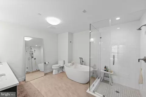 Bath - 427 E Lancaster Ave #1101, Wayne, PA 19087 photo 2 of 3