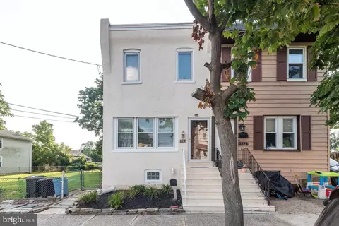 130 Carre Ave, Essington, PA 19029
