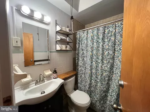 Bath - 539 Timberlake Rd, Darby, PA 19082 photo 1 of 2