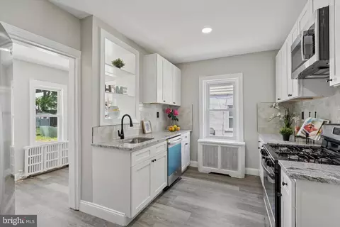 Entry Way - 238 Powell Rd, Springfield, PA 19064 photo 4 of 5