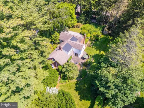 825 Parkes Run Ln, Villanova, PA 19085