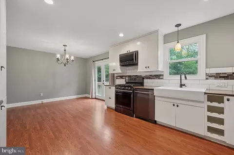 Entry Way - 4410 Pilgrim Ln, Boothwyn, PA 19061 photo 2 of 4