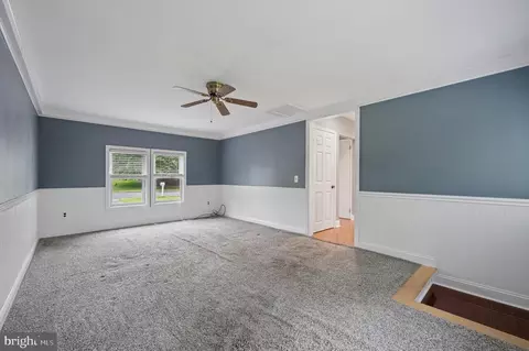 Living - 4410 Pilgrim Ln, Boothwyn, PA 19061 photo 2 of 4