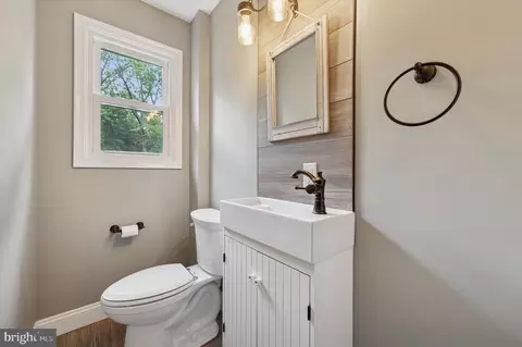 Entry Way - 4410 Pilgrim Ln, Boothwyn, PA 19061 photo 3 of 4
