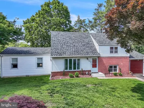 11 Stratford Dr, Springfield, PA 19064