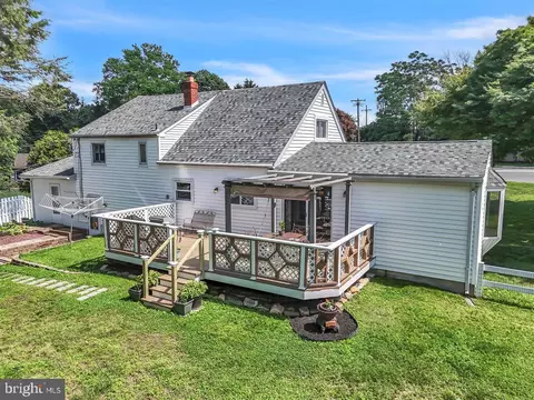Exterior - 11 Stratford Dr, Springfield, PA 19064 photo 8 of 9