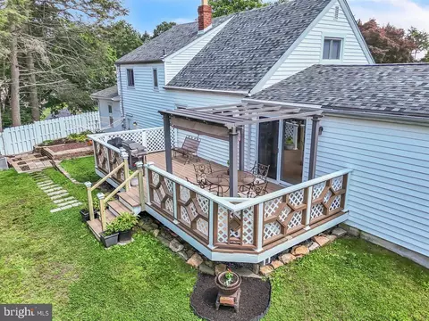 Exterior - 11 Stratford Dr, Springfield, PA 19064 photo 7 of 9