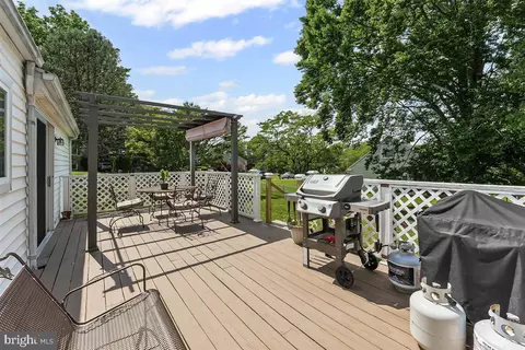 Exterior - 11 Stratford Dr, Springfield, PA 19064 photo 2 of 9