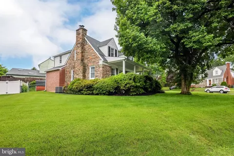 1004 Stoneybrook Dr, Springfield, PA 19064 photo 2
