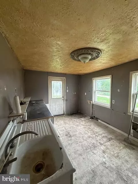 Entry Way - 4412 Post Rd, Marcus Hook, PA 19061 photo 10 of 11
