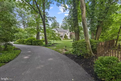 8 Shannon Cir, Bryn Mawr, PA 19010