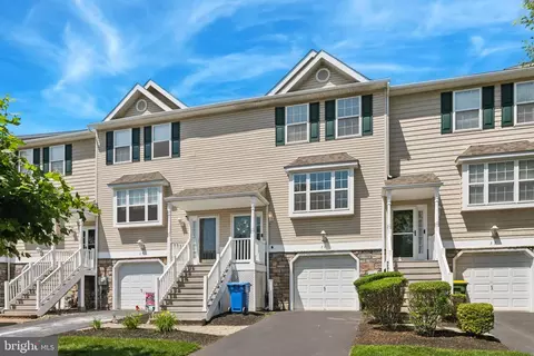 31 Hoag Ln, Aston, PA 19014