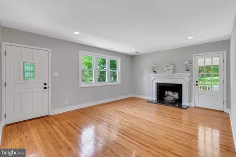 Living - 424 N Rolling Rd, Springfield, PA 19064 photo 1 of 5