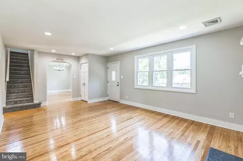 Living - 424 N Rolling Rd, Springfield, PA 19064 photo 4 of 5