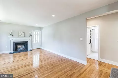 Living - 424 N Rolling Rd, Springfield, PA 19064 photo 2 of 5