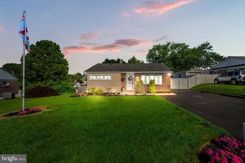 2218 Lee Ln, Aston, PA 19014