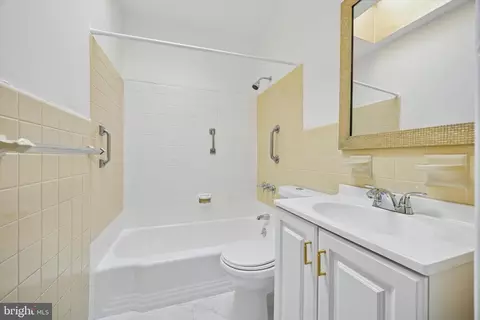 Bath - 1024 Washington Ave, Marcus Hook, PA 19061 photo 1 of 1