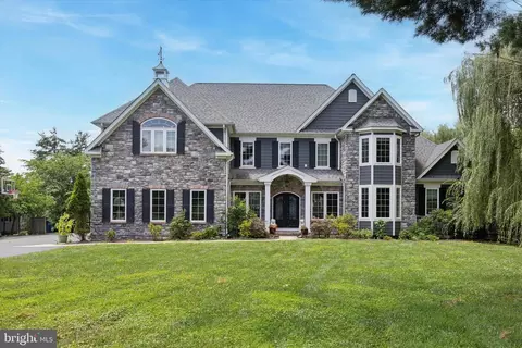 35 W Pine Tree Dr, Broomall, PA 19008