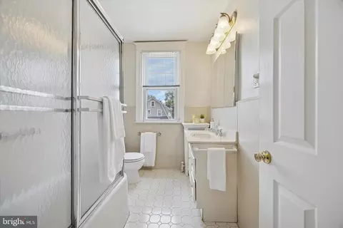 Bath - 945 Ormond Ave, Drexel Hill, PA 19026 photo 1 of 2