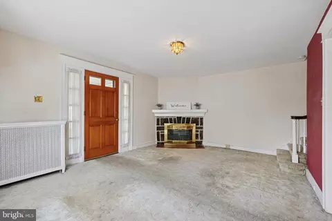 Living - 945 Ormond Ave, Drexel Hill, PA 19026 photo 3 of 4