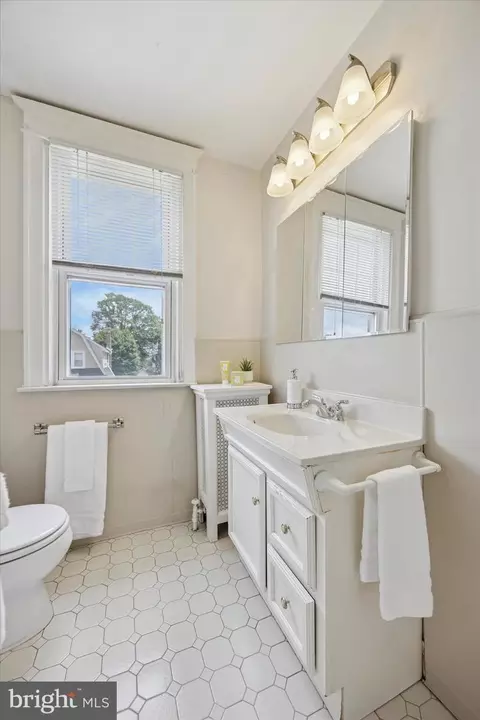 Bath - 945 Ormond Ave, Drexel Hill, PA 19026 photo 2 of 2