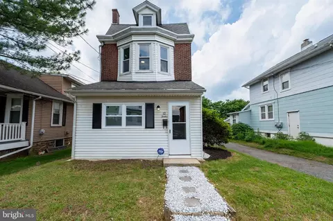 12 W Roland Rd, Brookhaven, PA 19015