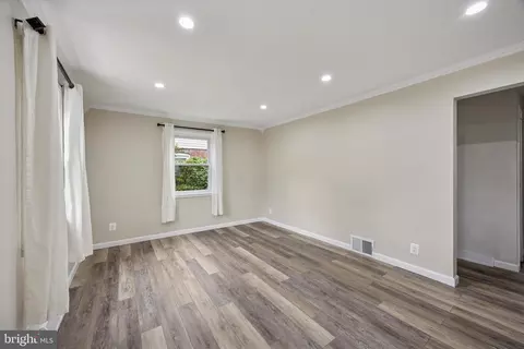 Living - 957 Thornton Rd, Boothwyn, PA 19061 photo 2 of 3