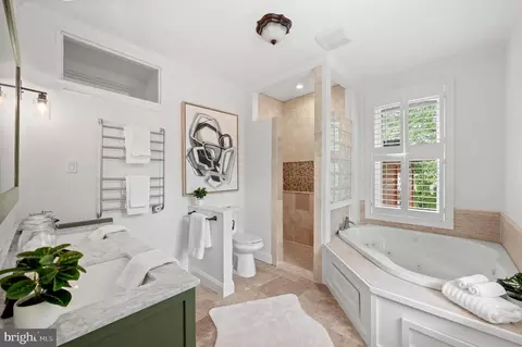 Bath - 150 E Dutton Ml, Brookhaven, PA 19015 photo 4 of 8