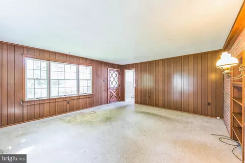 Living - 340 E Thomson Ave, Springfield, PA 19064 photo 5 of 6