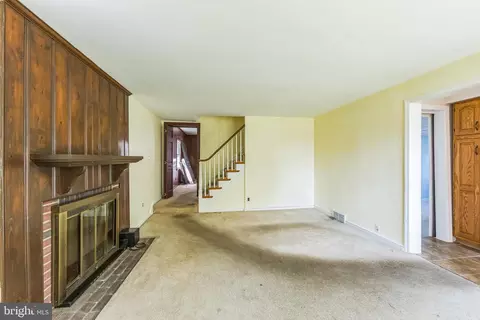 Living - 340 E Thomson Ave, Springfield, PA 19064 photo 3 of 6