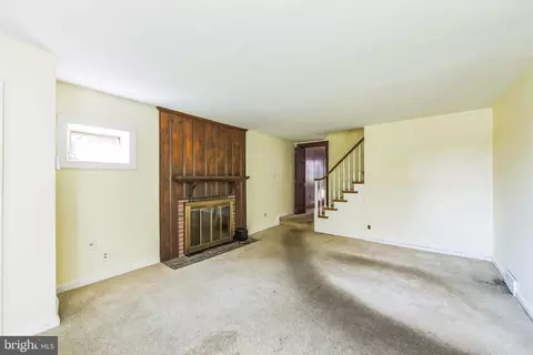 Living - 340 E Thomson Ave, Springfield, PA 19064 photo 2 of 6