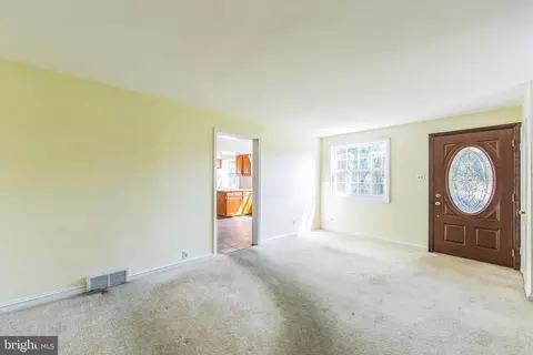 Living - 340 E Thomson Ave, Springfield, PA 19064 photo 4 of 6