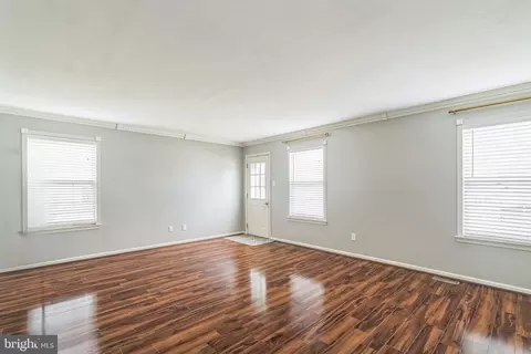 Living - 2305 Pleasantview Ave, Boothwyn, PA 19061 photo 4 of 5