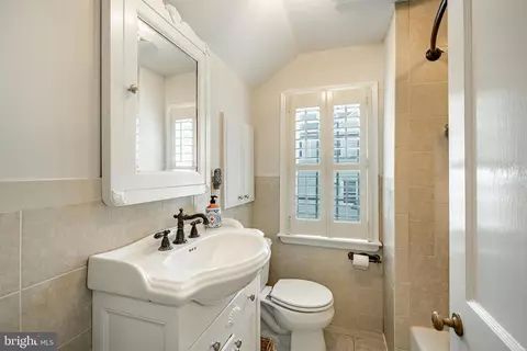 Bath - 609 Lanmore Ave, Wayne, PA 19087 photo 2 of 2