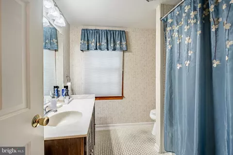 Bath - 27 E Forge Rd, Media, PA 19063 photo 3 of 4