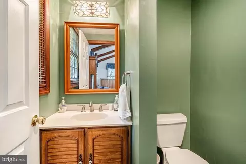 Bath - 27 E Forge Rd, Media, PA 19063 photo 1 of 4