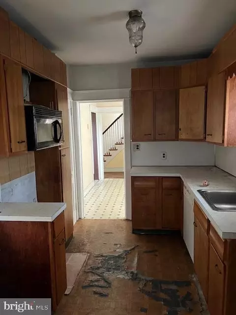 Entry Way - 413 Broadview Rd, Darby, PA 19082 photo 2 of 7