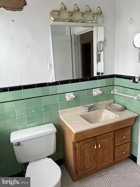 Bath - 413 Broadview Rd, Darby, PA 19082 photo 2 of 4