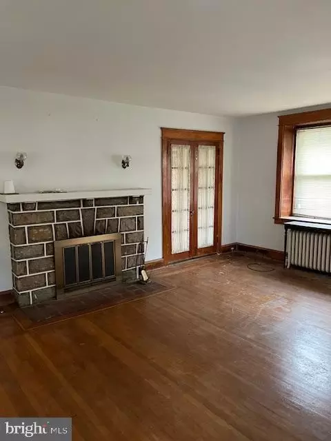 Living - 413 Broadview Rd, Darby, PA 19082 photo 1 of 2