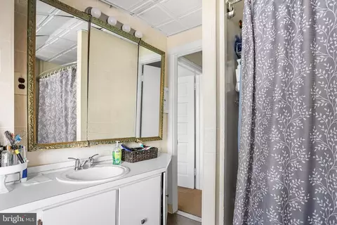 Bath - 39 Spruce St, Marcus Hook, PA 19061 photo 1 of 2