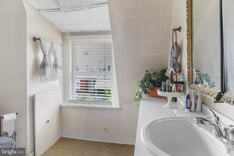 Bath - 39 Spruce St, Marcus Hook, PA 19061 photo 2 of 2