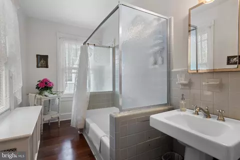 Bath - 314 Midland Ave, Wayne, PA 19087 photo 1 of 2