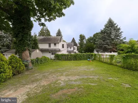 Exterior - 235 E Township Line Rd, Upper Darby, PA 19082 photo 4 of 5