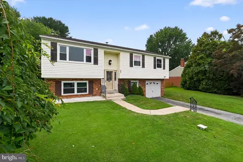 696 Boxwood Dr, Aston, PA 19014