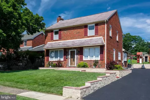 50 Schoolhouse Ln, Broomall, PA 19008