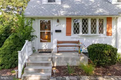 1203 Villanova Ave, Folsom, PA 19033