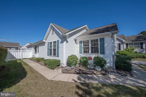 208 N Silver Fox Dr, Glen Mills, PA 19342