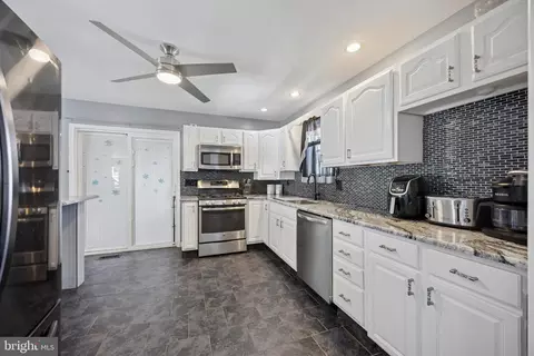 Entry Way - 1920 Huddell Ave, Linwood, PA 19061 photo 2 of 5
