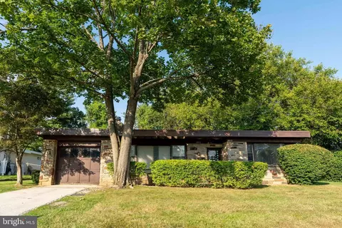 2013 Boxwood Dr, Broomall, PA 19008