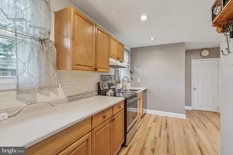 Entry Way - 633 E Manoa Rd, Havertown, PA 19083 photo 3 of 5